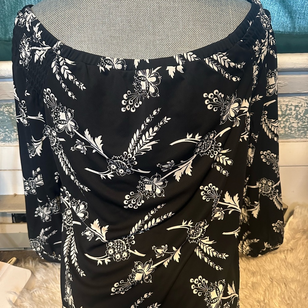 ⭐️ 3/$20.00 Women’s off the shoulder blouse